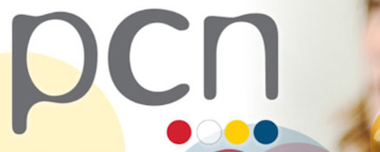 PCN's logo, som består af bogstaverne p,n og n og så fire prikker i rød, hvid, gul og blå
